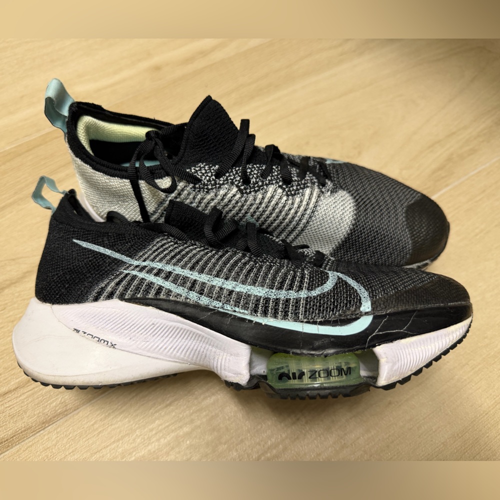 Nike Women's Black and Gray Athletic Shoes